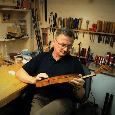 Portret Jana Mazurka w pracowni lutniczej w Poznaniu